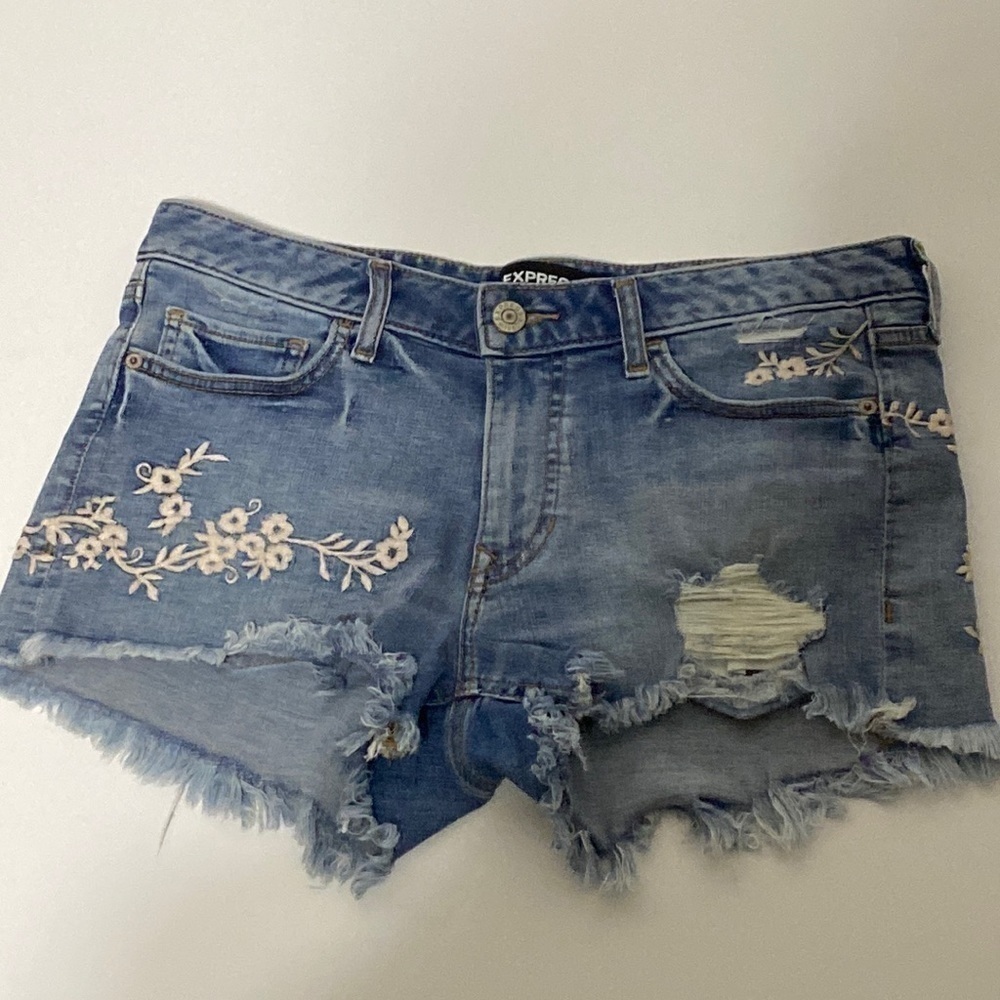 Express Floral Embroidered Light Wash Distressed Raw Hem Shortie Shorts